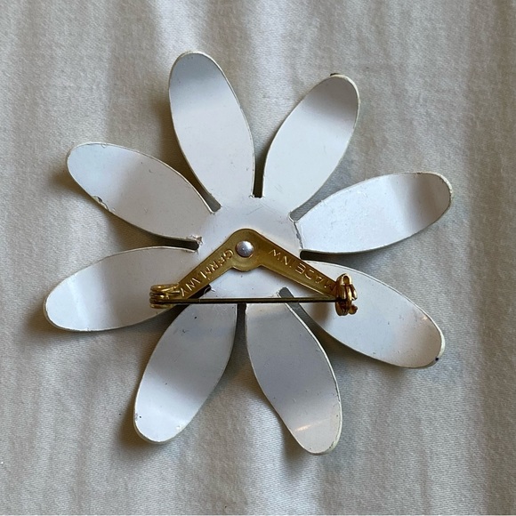Vintage Enamel Flower Brooch – Made in Germany – Hand-Painted Floral Daisy Pin - Picture 2 of 3